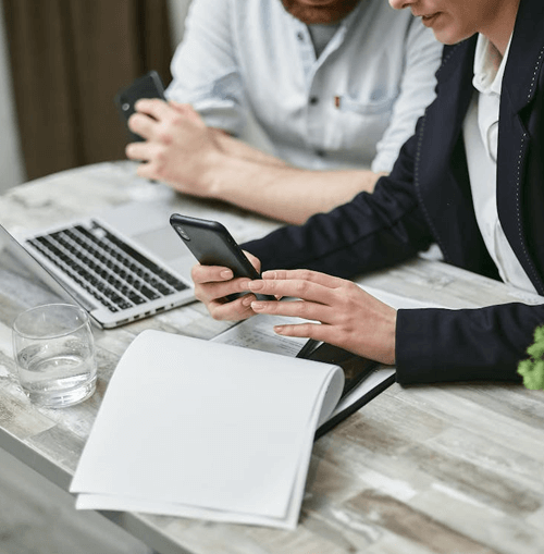 Instant +905 Terlix illustrazione del team di supporto